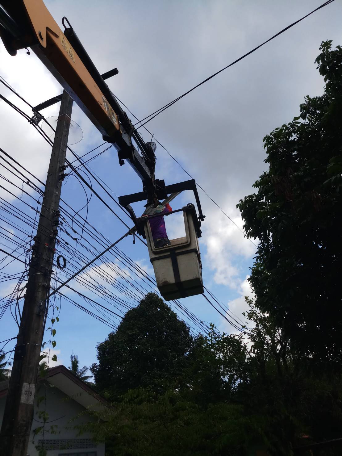 ซ่อมไฟฟ้าสาธารณะ