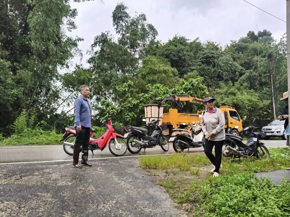 นายชาลี เมืองนก นายกอบตนาท่ามใต้รับแจ้งมีปริมาณน้ำเพิ่มขึ้นในพื้นที่หมู่ที่ 1 จึงนำกำลังเจ้าหน้าที่ช่วยขนของและนำเต็นท์ไปตั้งให้กับชาวบ้านเพื่อนำของใช้ในบ้านไปเก็บป้องกันการเสียห
