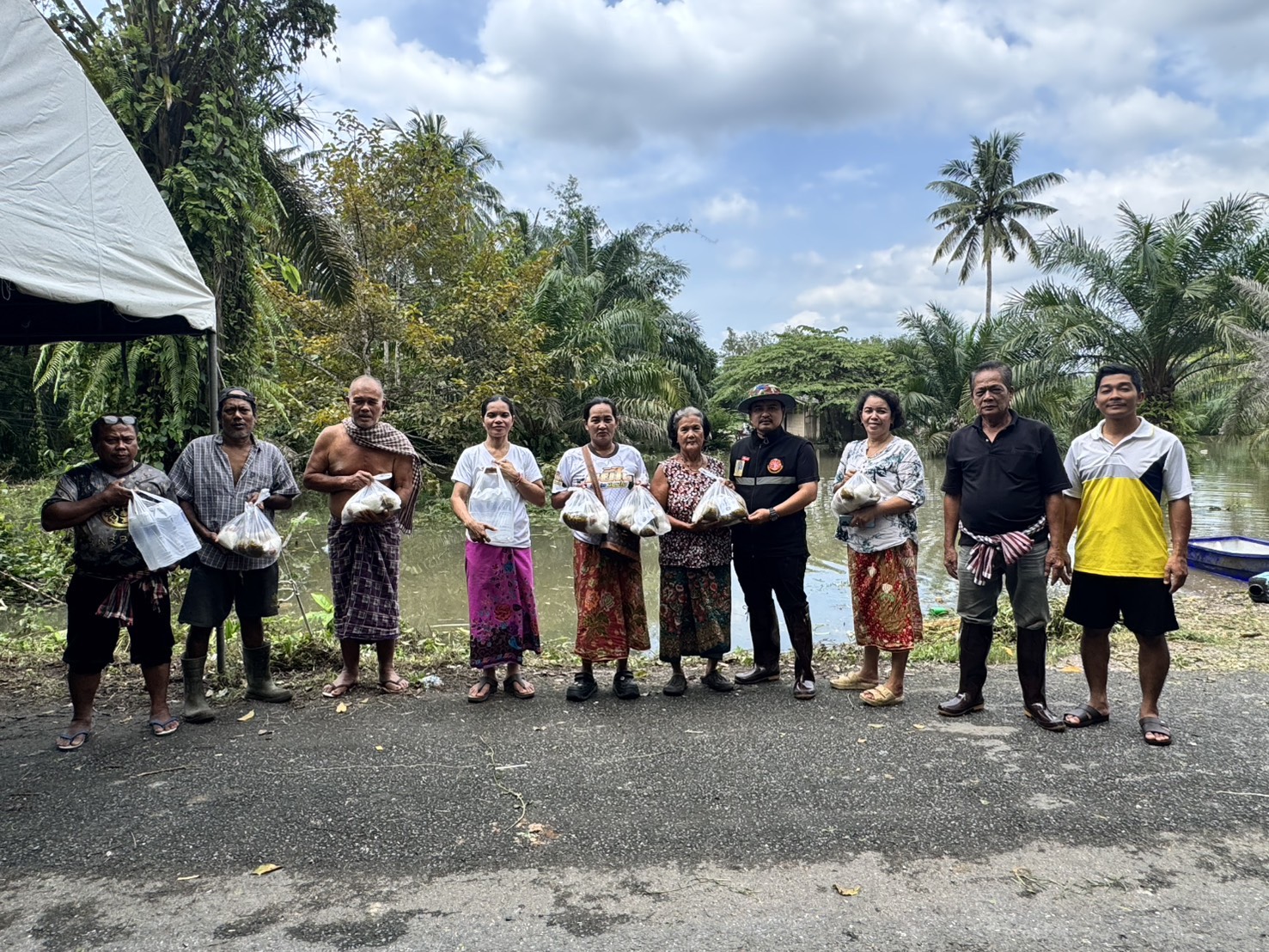 ขอขอบคุณ ศาลเจ้าพ่อหมื่นราม ร่วมกับ สโมสรโรตารี่ตรัง มอบข้าวกล่อง 300 กล่อง ให้ผู้ประสบภัยน้ำท่วมในพื้นที่ ตำบลนาท่ามใต้ และขอขอบคุณ คุณณัฐวัส ศศิธร  ( ครูปาล์ม สถาบันสอนดำน้ำ LaytrangDiving )และคุณ นันทวุฒิ กัลป์ศิริไพศาล ที่ประสานการให้ความช่วยเหลือในครั้งนี้