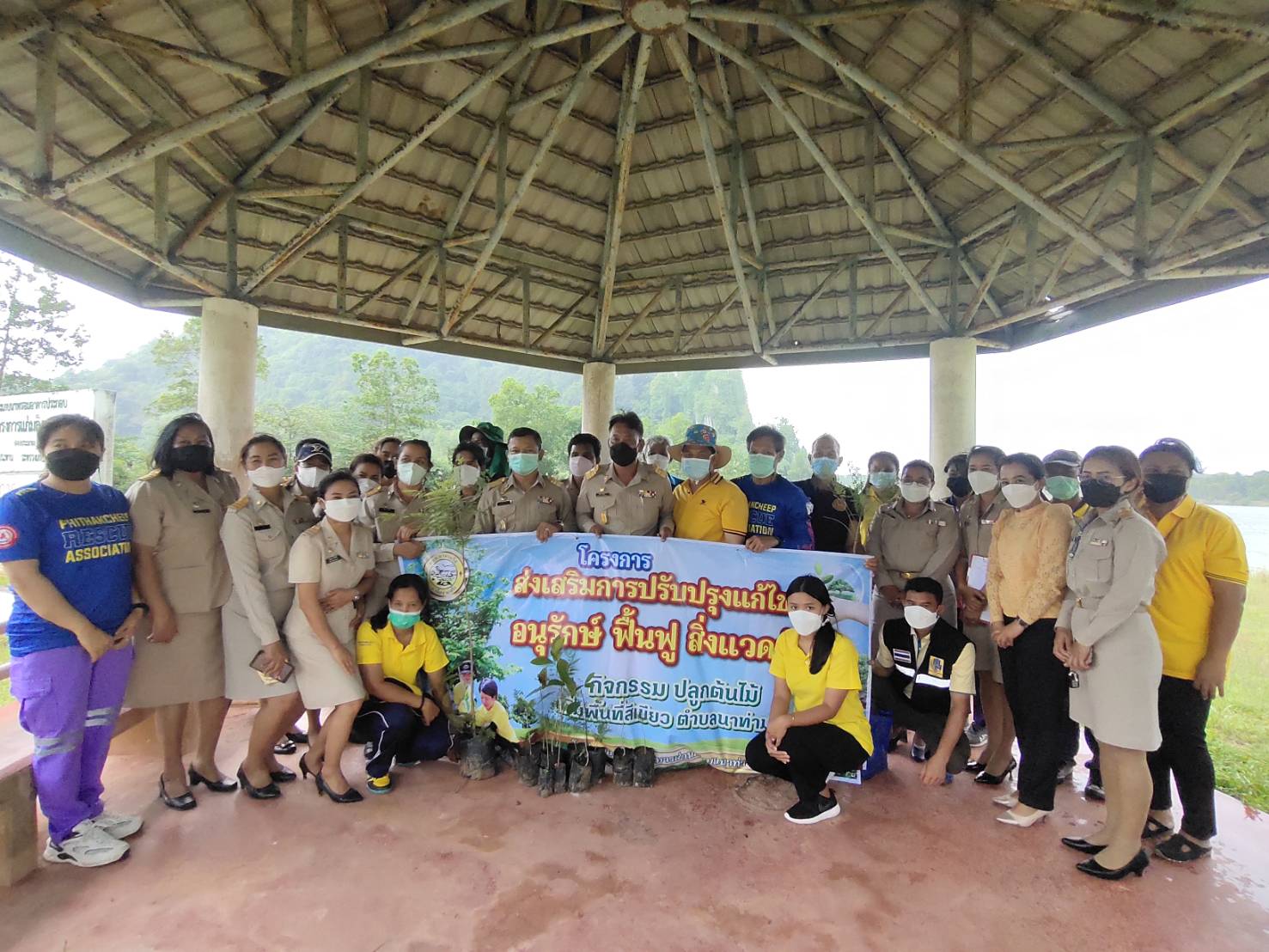 ได้จัดโครงการส่งเสริมการปรับปรุง แก้ไข อนุรักษ์ ฟื้นฟูสิ่งแวดล้อม กิจกรรมปลูกต้นไม้ เพิ่มพื้นที่สีเขียวตำบลนาท่ามใต้ 